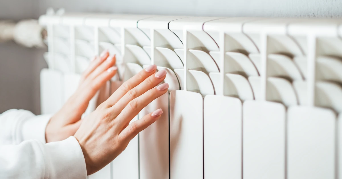 Weź z kuchni i włóż za kaloryfer, a w mieszkaniu zrobi się ciepło. Prosty patent bez podkręcania grzejników