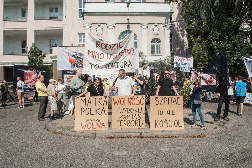 Dwie manifestacje pod porodówką w Gdańsku. "Zygotarianie do domu" kontra "tu zabija się nienarodzone dzieci"