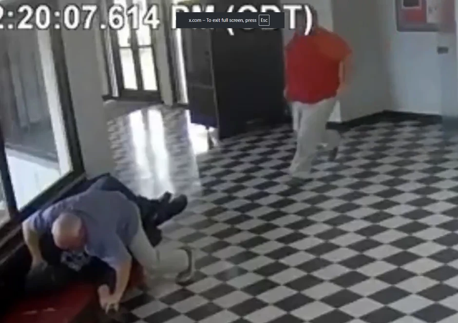 Drugi zaposleni (desno) pritrčava i uzima pištolj, dok direktor Kirk Mur drži pomahnitalog napadača Viktora Hokinsa