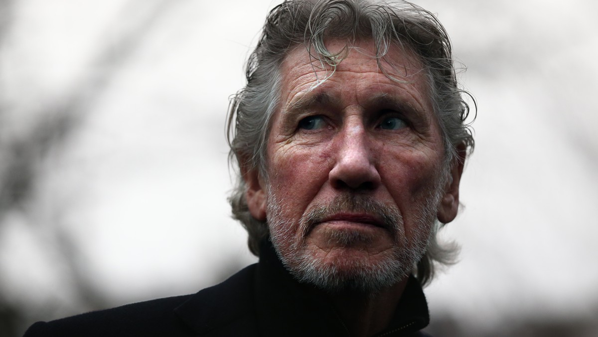 Roger Waters już od 32 lat nie jest członkiem Pink Floyd. 73-latek od dawna nie walczy już z byłymi kolegami z zespołu, ale z możnymi i niebezpiecznymi tego świata. Nową metodą na to jest "Is This The Life We Really Want?" – pierwszy od 25 lat album studyjny. Podczas rozmowy w jego gigantycznym apartamencie przy nowojorskiej Madison Avenue znany z rzekomej nieprzychylności do ludzi Waters najpierw życzliwie ściska rozmówcy rękę, by zaraz zupełnie się rozgadać. Ze swoją siwą czupryną i trzydniowym zarostem wygląda na ucieleśnienie nonszalanckiego dinozaura rocka.