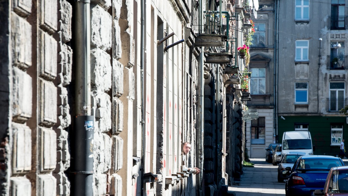 W tym roku rozpocznie się rewitalizacja położonego w centrum Łodzi kwartału wokół ul. Włókienniczej. Na początek ekipy budowlane wejdą do 6 kamienic - w sumie kapitalny remont przejdzie 17 budynków, pięć ulic, powstaną też nowe przestrzenie publiczne.