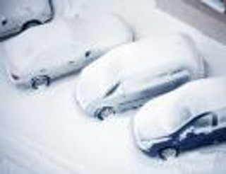 Nawet 300 zł mandatu grozi za odśnieżanie auta z włączonym silnikiem