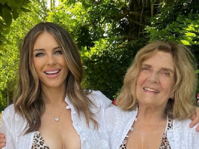 Elizabet Harli (60) blamantno isfotošopirala sliku sa majkom Anđelom (85)?