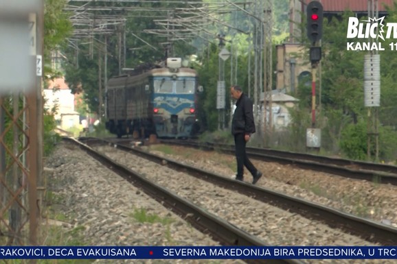 Meštani Rakovice svakog dana stavljaju ŽIVOT NA KOCKU: Naše kamere ih uhvatile kako TRČE I PRESKAČU PRUGU, DOK VOZ JURI u punoj brzini (VIDEO)