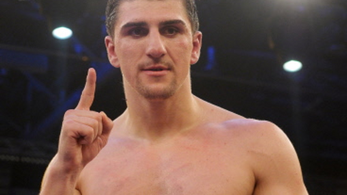 Marco Huck, który już w najbliższą sobotę stanie przed pierwszą w karierze szansą wywalczenia tytułu mistrza świata wagi ciężkiej, krzyżując rękawice z Aleksandrem Powietkinem, skomentował incydent do którego doszło podczas oficjalnej ceremonii ważenia przed walką Derecka Chisory z Witalijem Kliczką.