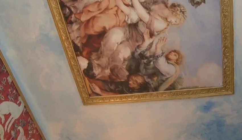 Sve je ukrašeno, od poda do plafona