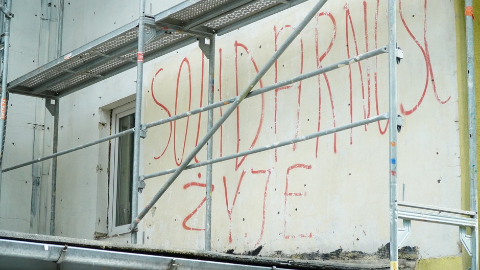 Napis "Solidarność żyje" na ścianie bloku Lubelskiej Spółdzielni Mieszkaniowej