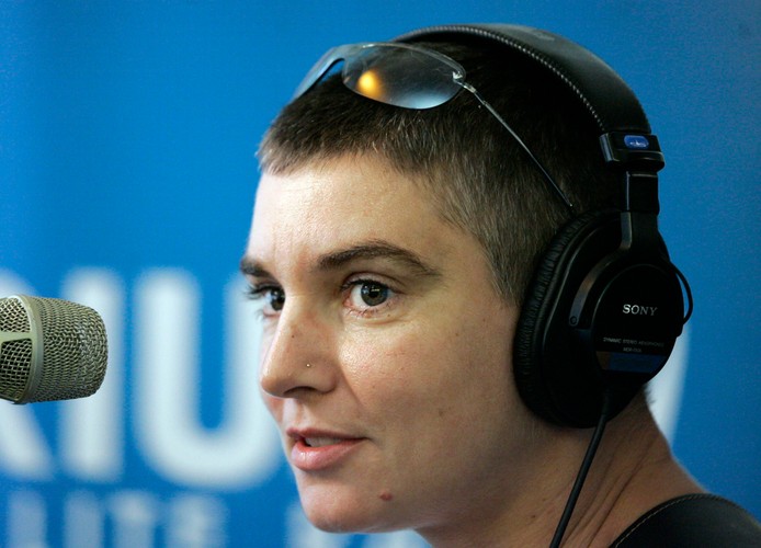 Sinead O'Connor podarła publicznie zdjęcie Jana Pawła II. Czy można bardziej narazić się katolikom?