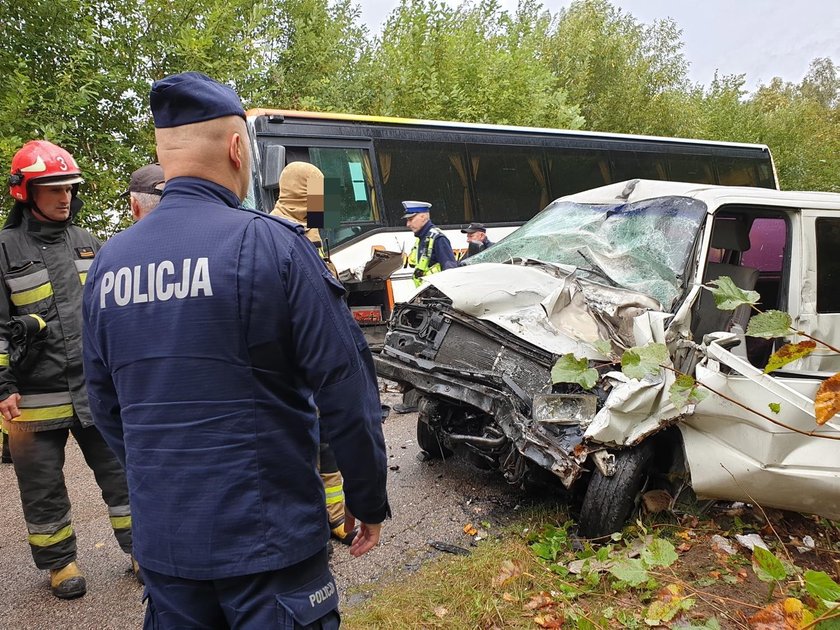 Tragiczny wypadek na Podlasiu. Zderzenie autobusu szkolnego z busem. Jedna osoba nie żyje