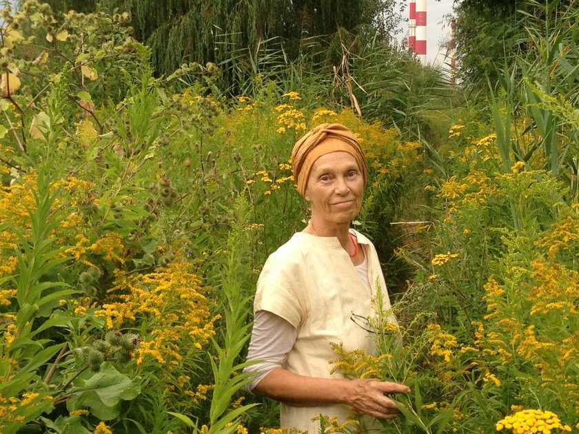 Małgorzata Braunek wśród kwiatów