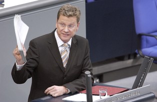 Westerwelle: Okręt z europejską banderą znajduje się w krytycznym punkcie