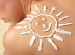 Przebadano skuteczność kremów na słońce. Te wyniki zaskakują (i niepokoją)!