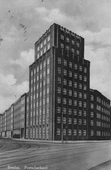 Gmach Urzędu Pocztowego w 1936r. Źródło: Biblioteka Cyfrowa Uniwersytetu Wrocławskiego i Google Maps
