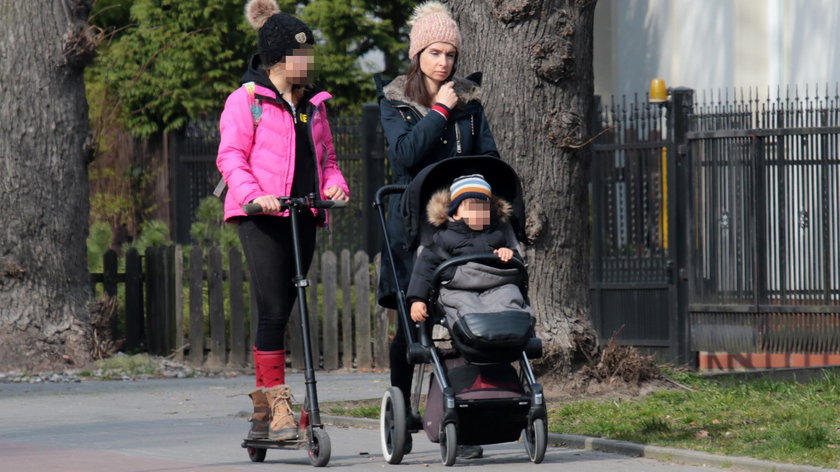 Marta Kaczyńska z córką i synkiem na spacerze