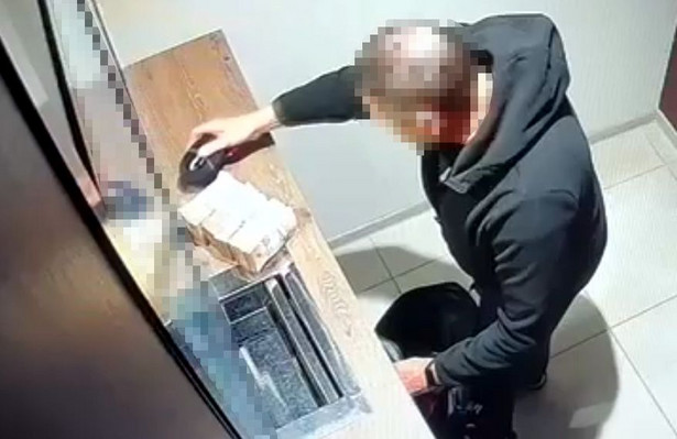 Zdjęcie mężczyzny podczas wymiany gotówki w kantorze