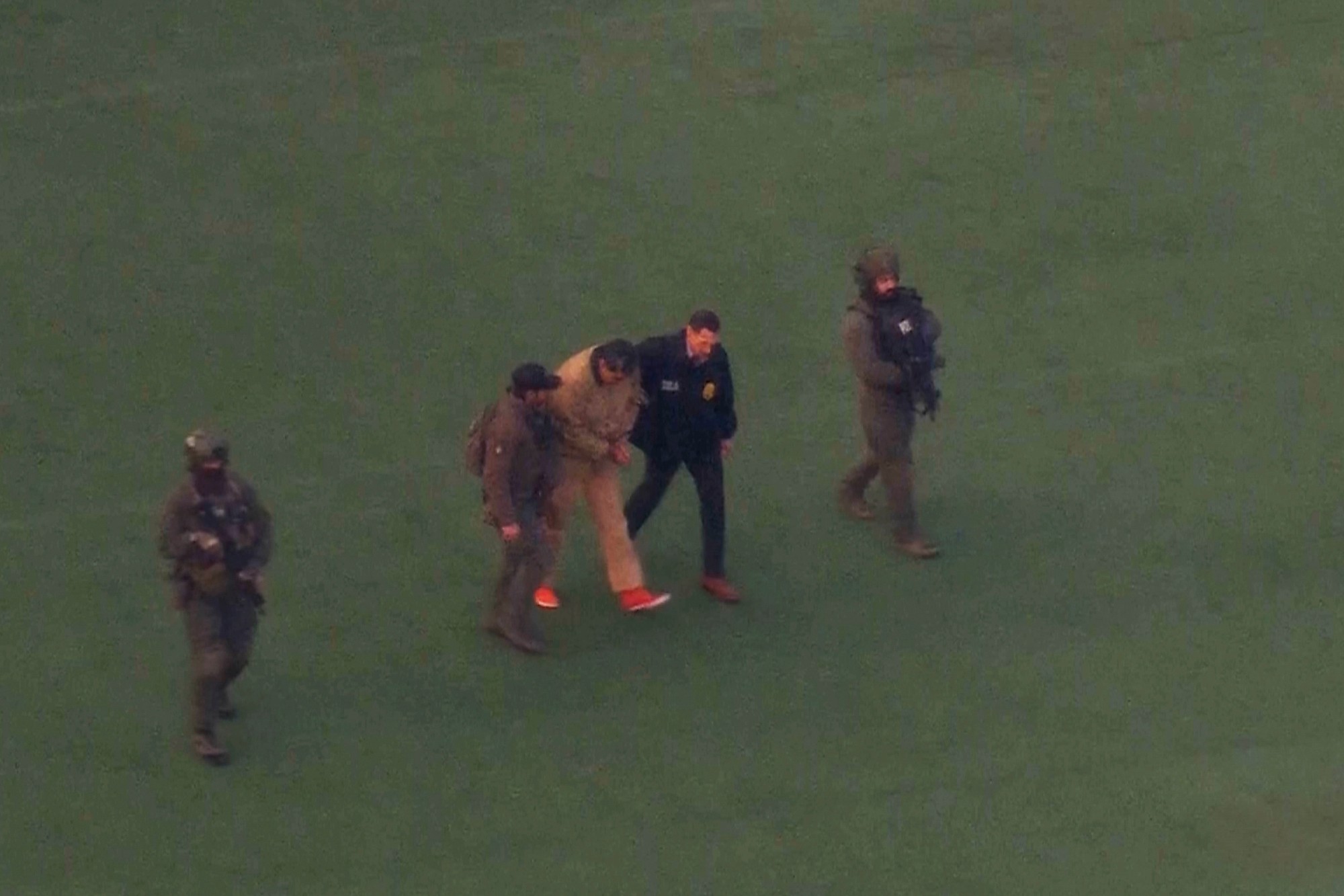 Nicolása Madura eskortujú do vrtuľníka, ktorý ho má odviezť na federálny súd  v newyorskom Manhattane v pondelok 5. januára 2026.