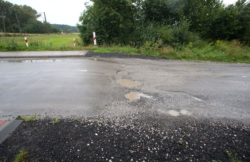 Zostawili dziurawą drogę