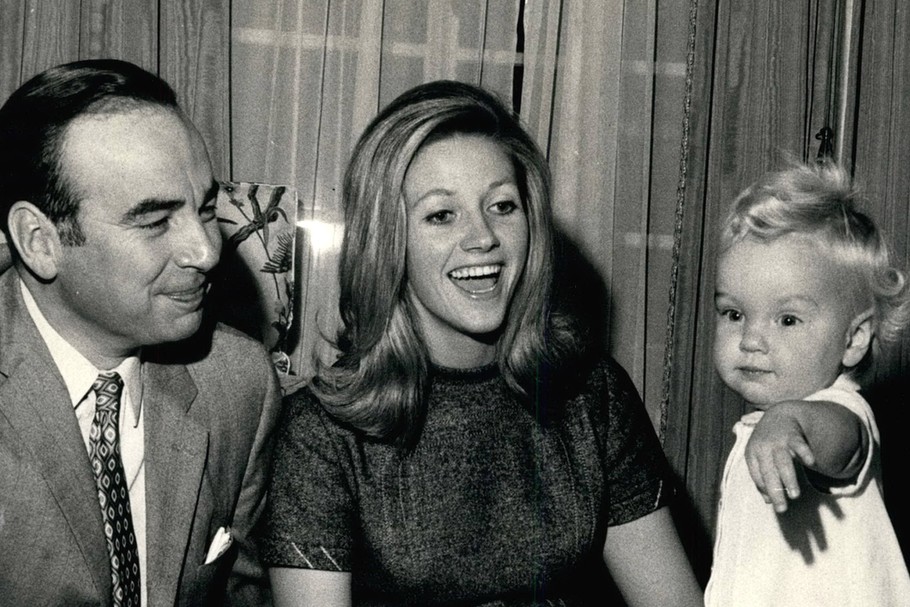 Rupert Murdoch ożenił się z Anną dwa lata przed zbrodnią, w 1967 roku. Druga z czterech jego żon urodziła mu trójkę dzieci – Elisabeth, Lachlana i Jamesa, przed ich rozwodem w 1999 roku. Na zdjęciu małżeństwo w 1969 roku w swoim domu w Londynie z 14-miesięczną Elizabeth.