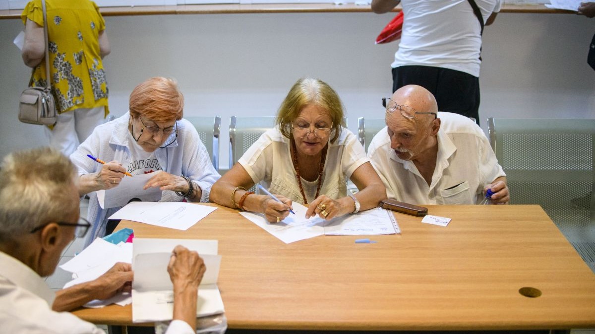 2 milioane de pensionari români așteaptă decizia CCR: taxarea pensiilor de peste 3.000 de lei, acuzată de discriminare de către reclamanți