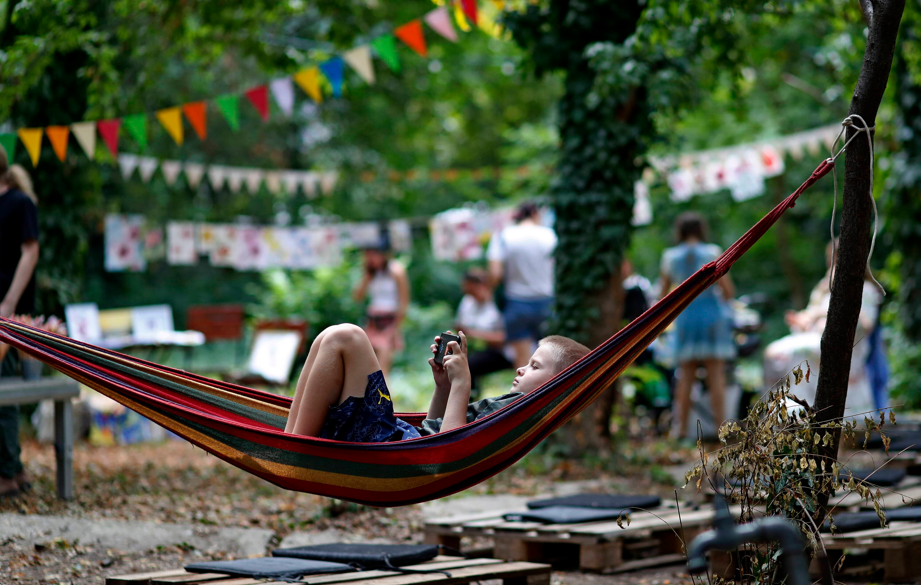 Smartphones are harmful to children: experts urge  a ban for children under 14