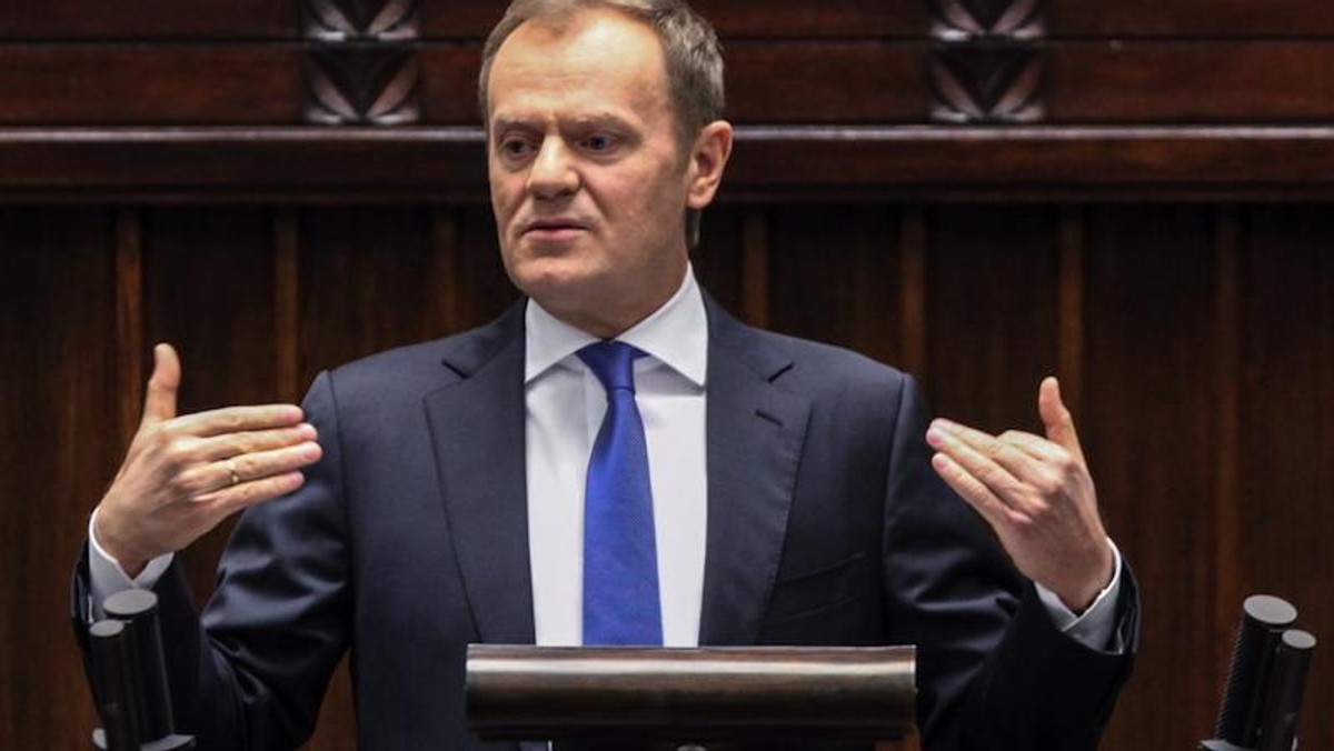 Premier Donald Tusk gestykuluje na mównicy Sejm