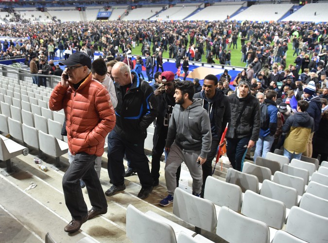 Zamachy terrorystyczne w Paryżu. Kibice bali się opuszczać Stade de France