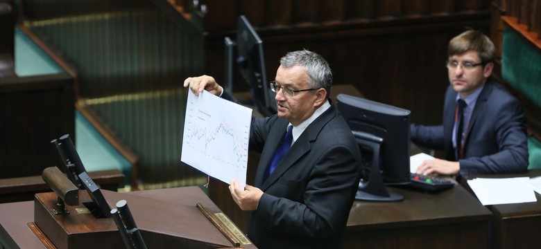 Minister Adamczyk do dymisji przez podwyżki cen paliw? "To byłoby zupełnie nieroztropne"