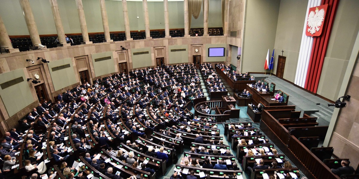 Według najnowszego, grudniowego sondażu, do Sejmu dostałoby się sześć ugrupowań.