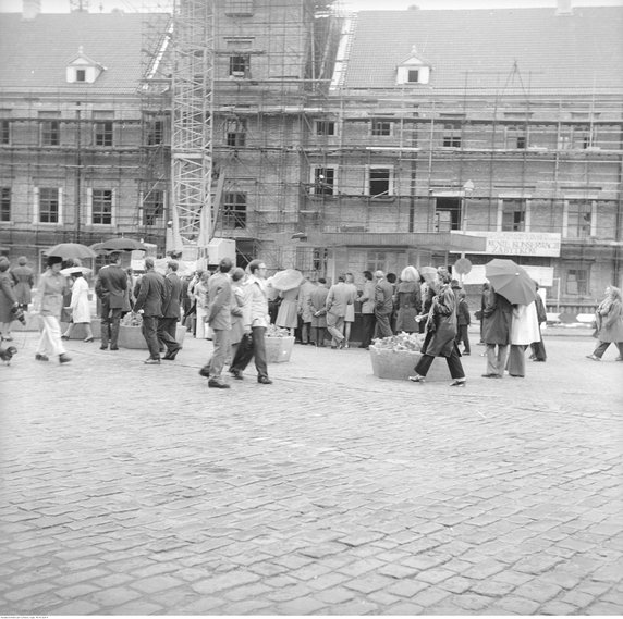 Końcowy etap odbudowy Zamku Królewskiego w Warszawie. Przechodnie na pl. Zamkowym (1974 r.)