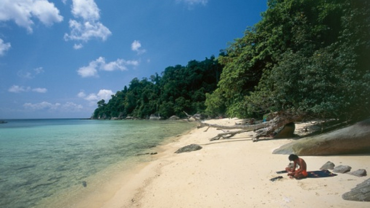 Na malezyjskiej wyspie jest wszystko, czego dusza zapragnie. Pomyślałeś i już to masz: barwne rafy koralowe, egzotyczne rośliny, zapierające dech tereny do wędrówek z plecakiem i ośrodki wypoczynkowe.
