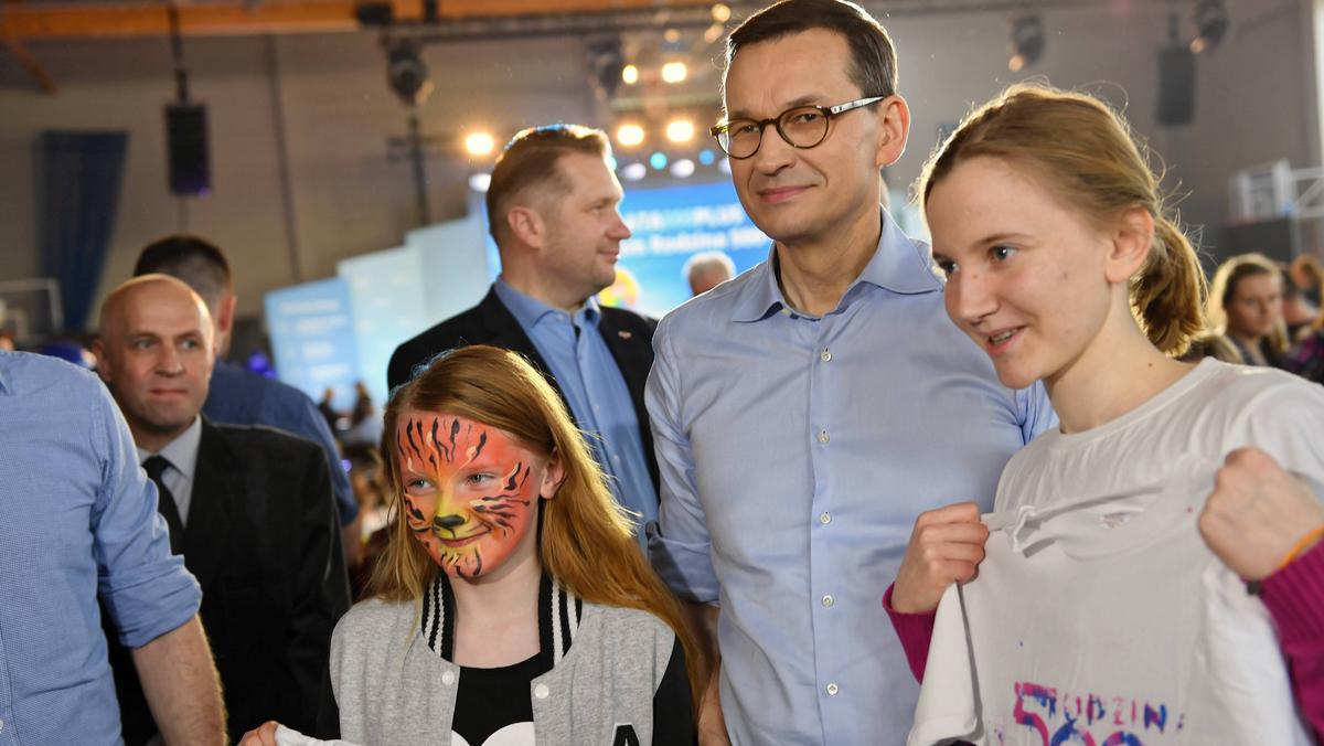 Premier Mateusz Morawiecki na pikniku rodzinnym w Puławach, chwalił program 500+