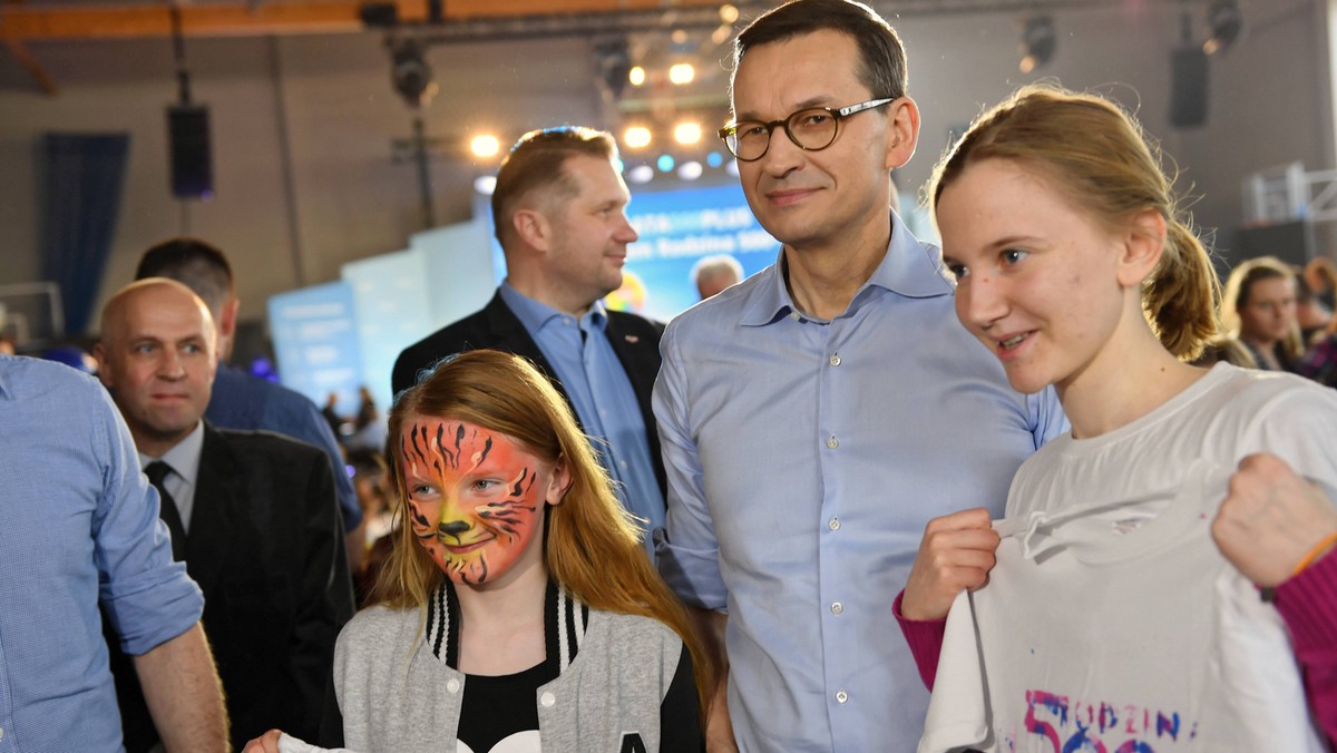 Premier Mateusz Morawiecki na pikniku rodzinnym w Puławach, chwalił program 500+