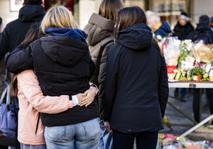 Ljudi odaju počast žrtvama požara ispred bara u Kran-Montani, Švajcarska 2. januara