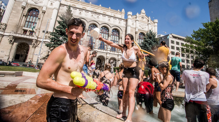 A budapesti Vigadó téren vízicsatázással próbálták a forróságot enyhíteni / Fotó: MTI-Balogh Zoltán
