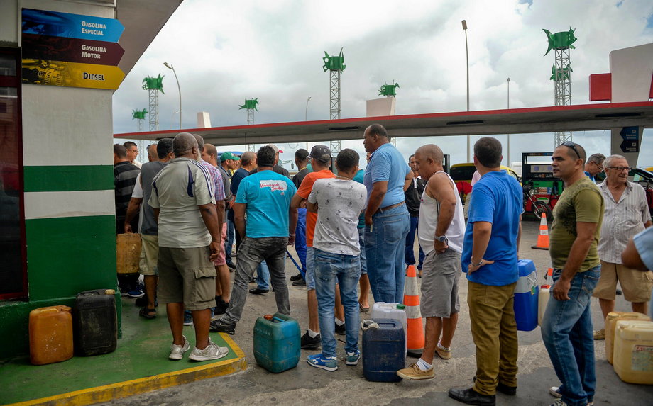Kubańczycy w kolejce po paliwo na stacji benzynowej w Hawanie, wrzesień 2019 r. Prezydent Miguel Diaz Canel obwinił wtedy Stany Zjednoczone za niedobory paliwa na Kubie. W swoim przemówieniu powiedział, że "niska dostępność oleju napędowego” będzie miała wpływ na transport, dystrybucję towarów i wytwarzanie energii elektrycznej. Departament Skarbu USA nałożył sankcje na firmy za transport wenezuelskiej ropy na Kubę.