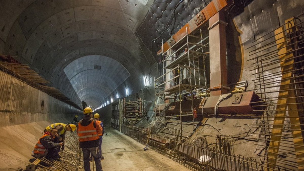 Do końca czerwca zakończyć się mają roboty na budowie tunelu pod Martwą Wisłą w Gdańsku. W tej chwili odbywają się wymrożenia pięciu przejść między rurami tunelu, powstają budynki do technologicznej obsługi przejazdów oraz szereg prac związanych z wykończeniem inwestycji.
