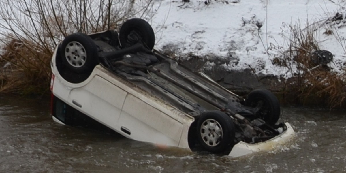 Poręba. Fiat panda w rzece 