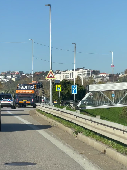 Peter zachytil prevoz vianočného stromčeka.