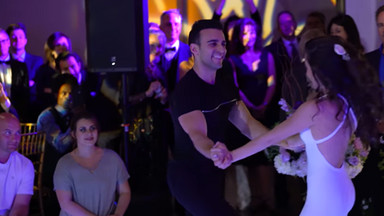 Zmysłowy taniec pary młodej na weselu. "Tańczą jak profesjonaliści"