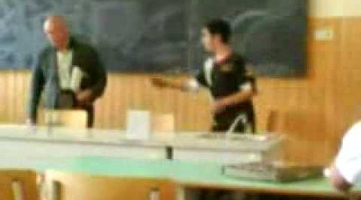 Évekkel ezelőtt az elsők között került fel ez a videó az internetre, ahol egy budapesti iskolában egy 69 éves tanárt lökdösött és fenyegetett a diákja.