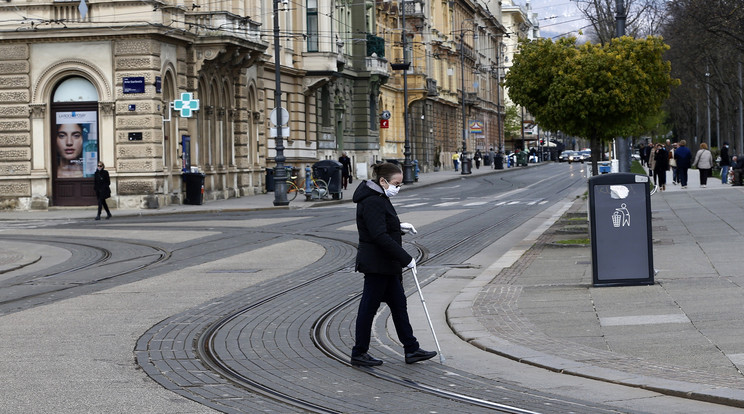 Védőmaszkot viselő járókelő Zágrábban 2021. április 22-én / Fotó: MTI/EPA/Antonio Bat