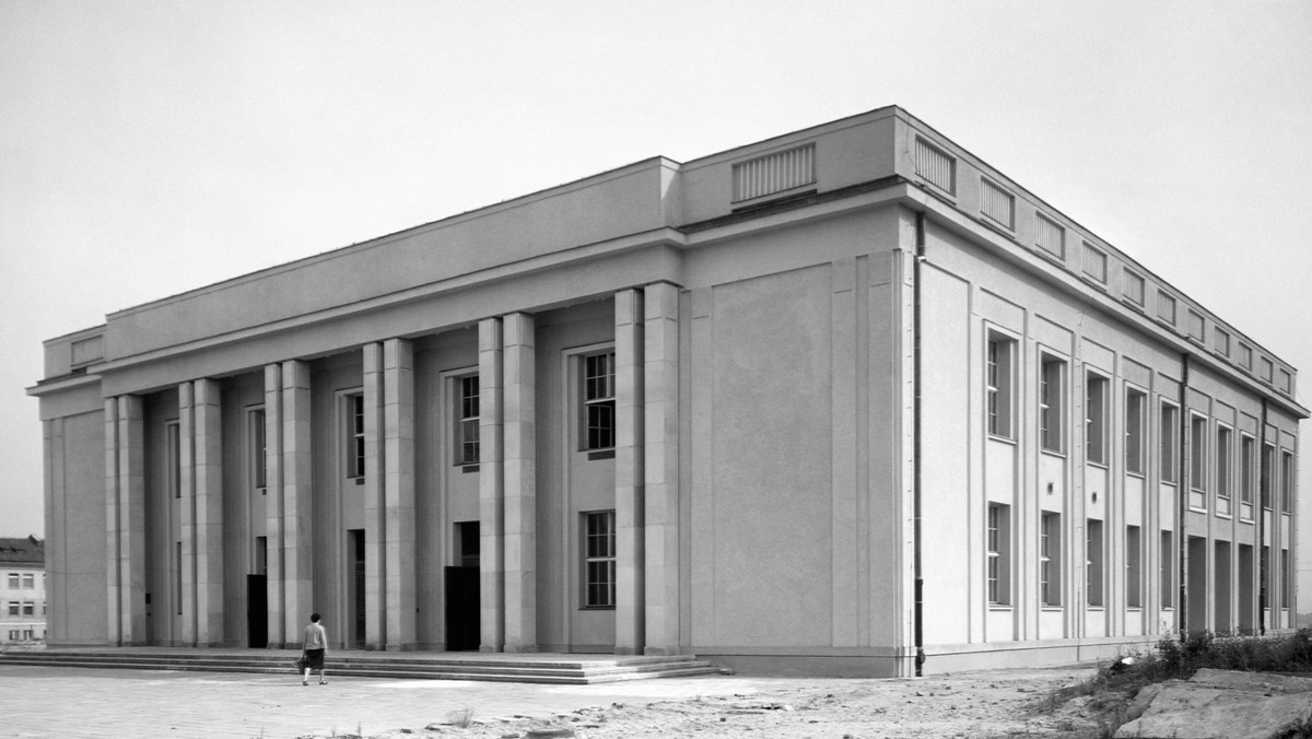 Kino Światowid przy alei Igołomskiej (obecnie aleja Jana Pawła II, osiedle Centrum E 1) w Nowej Hucie, Kraków. Realizacja 1955–1957. Architekt: Andrzej Uniejewski.