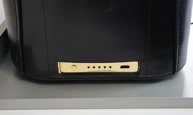 Torebkę wyposażono m.in. w port USB