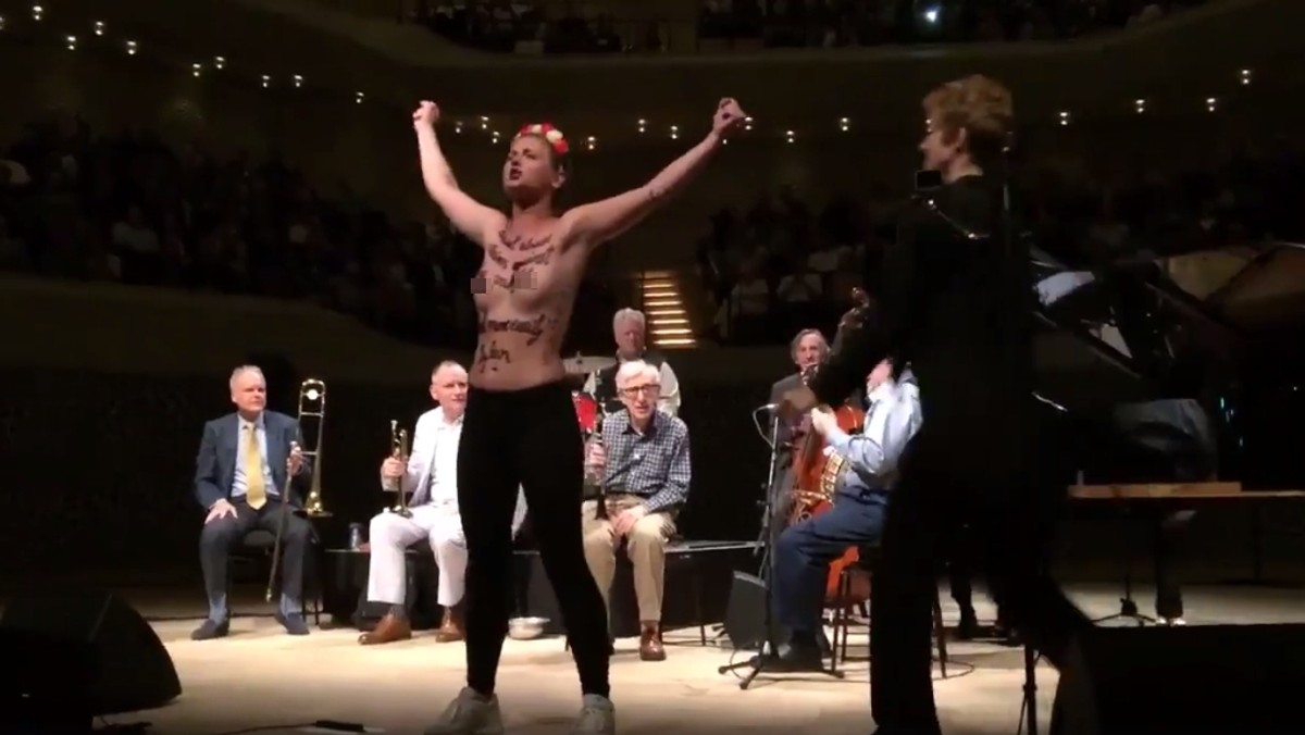 Koncert jazzowego zespołu Woody'ego Allena w Hamburgu został przerwany przez aktywistki z grupy Femen. Protestujące wykrzyczały ze sceny fragment listu od przybranej córki Allena, Dylan Farrow, która oskarża ojczyma o molestowanie seksualne.