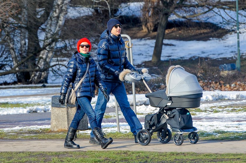 Katarzyna Zielińska z mężem na pierwszym spacerze z dzieckiem