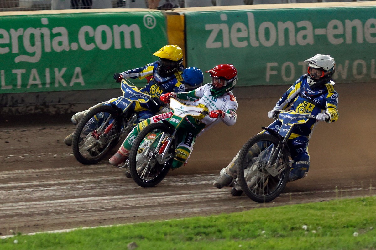 Kacper Woryna (kask czerwony) i Jonas Jeppesen (niebieski) z zielona-energia.com Włókniarz Częstochowa oraz Frederik Jakobsen (biały) i Przemysław Pawlicki (żółty) z ZOOleszcz GKM Grudziądz podczas meczu żużlowej Ekstraligi