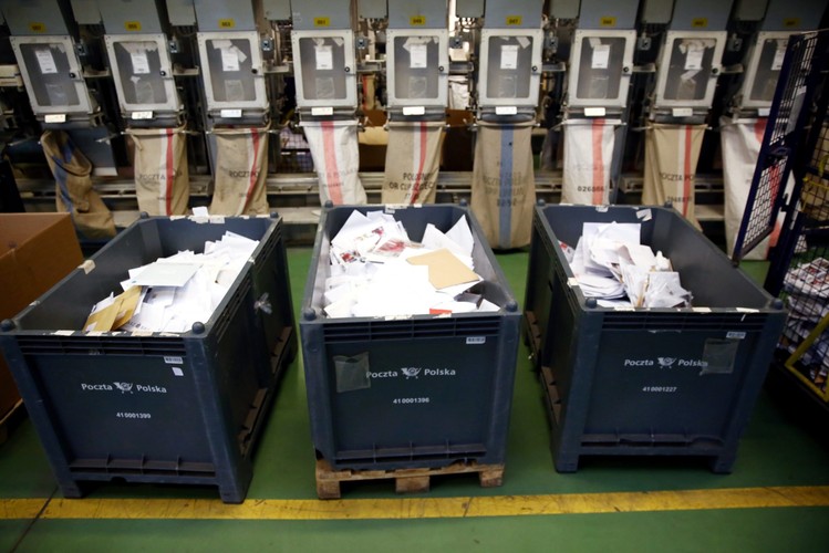 Nowe maszyny mogą sortować przesyłki jednocześnie na 180 kierunków, podczas gdy dotychczas używane mogły obsłużyć tylko 52 kierunki. <br><br> (zuz) PAP/Tomasz Gzell
