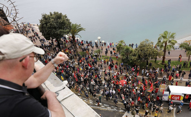 Protestujący biorą udział w corocznym marszu pierwszomajowym w Nicei