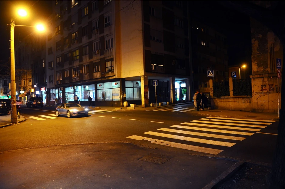 Na ovom pešačkom prelazu motociklista je oborio ženu i dete