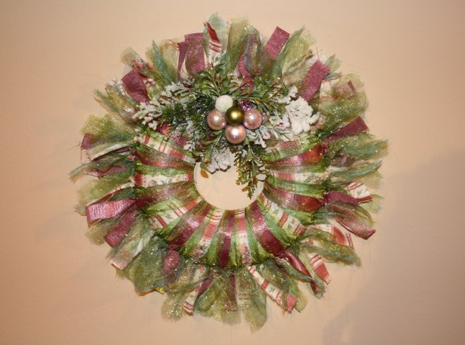 Wianek świąteczny ze szmatek w pastelowym odcieniu, ozdobiony delikatnym stroikiem z minibombek i listków. Autorka: Marta Jarosińska-Mańka